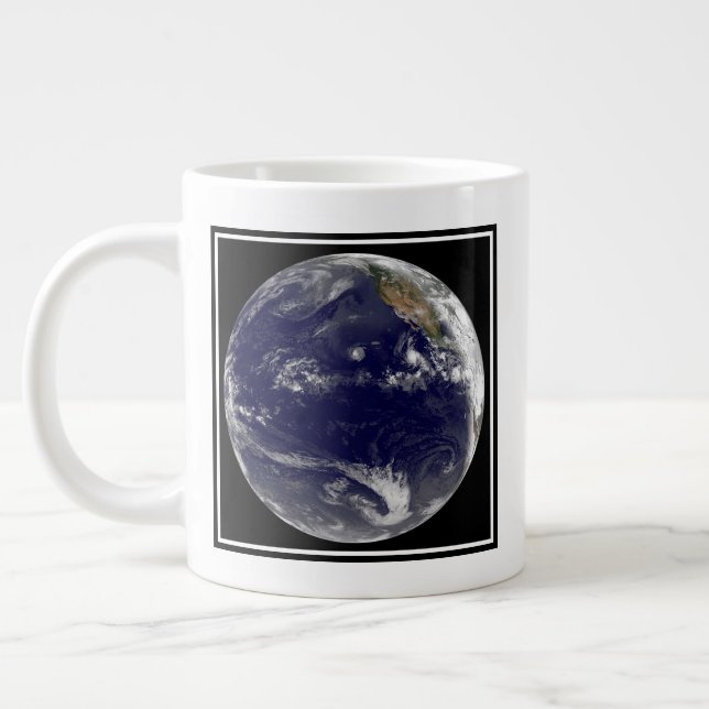Caneca De Café Grande Terra Com Três Ciclones Tropicais No Pacífico. (Esquerda)
