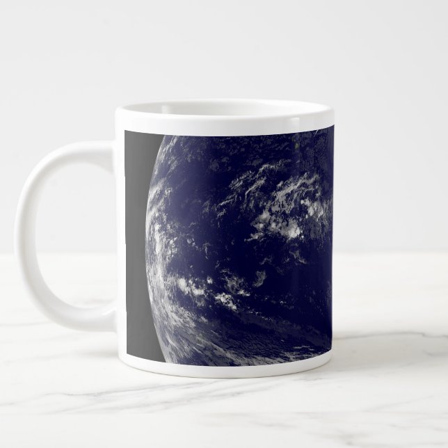 Caneca De Café Grande Terra Com Três Ciclones Tropicais No Pacífico. (Esquerda)