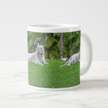 Tigre Branco Descansando em Folhagem Verde Suave