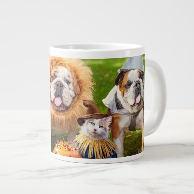 Caneca De Café Grande Três Bulldogs Vestidos (Frente Esquerda)