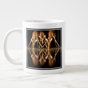 Caneca De Café Grande Três impalas bebem juntos à noite