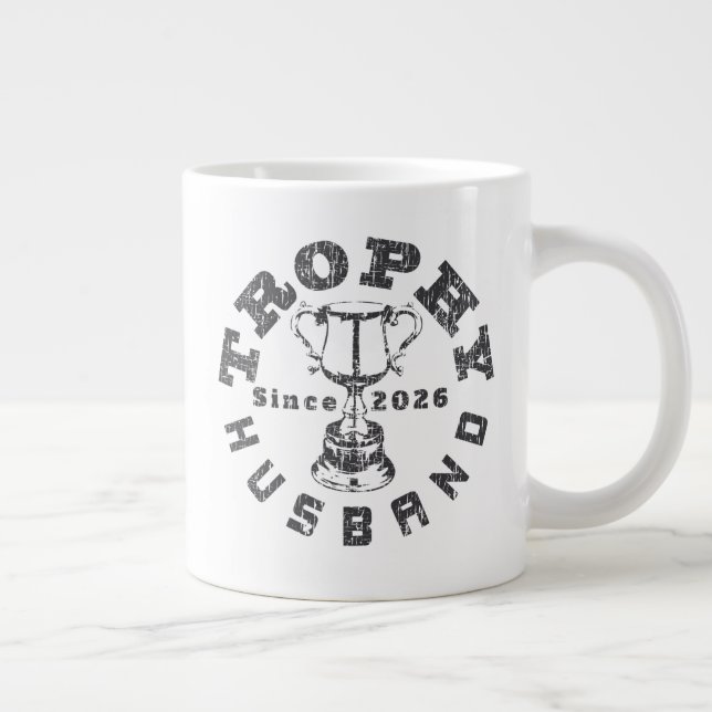 Caneca De Café Grande Trophy Husband 2026 Mug (Direita)