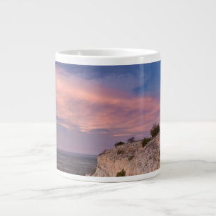 Caneca De Café Grande Turbina Eólica no oeste do Texas em Sunset