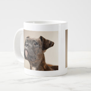 Caneca De Café Grande Um cachorrinho do Brindle Boxer olhando curiosamen