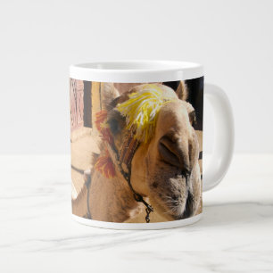 Caneca De Café Grande Um camelo amigável espera seu próximo passageiro,