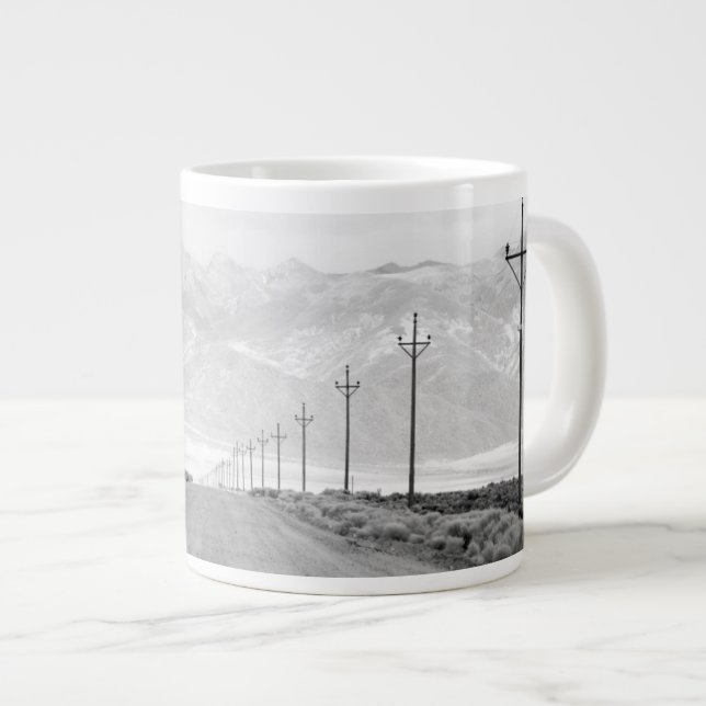 Caneca De Café Grande Uma estrada e linhas elétricas solitárias | Montan (Frente Esquerda)