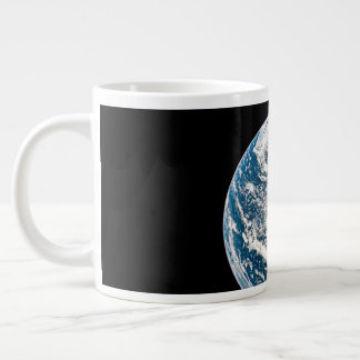 Caneca De Café Grande Uma Terra Tirada Da Nave Espacial Apollo 10.