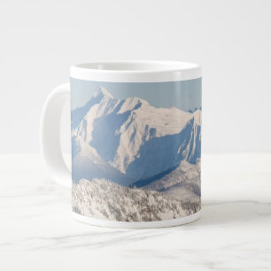 Caneca De Café Grande Uma visão cêntrica das montanhas e árvores de n