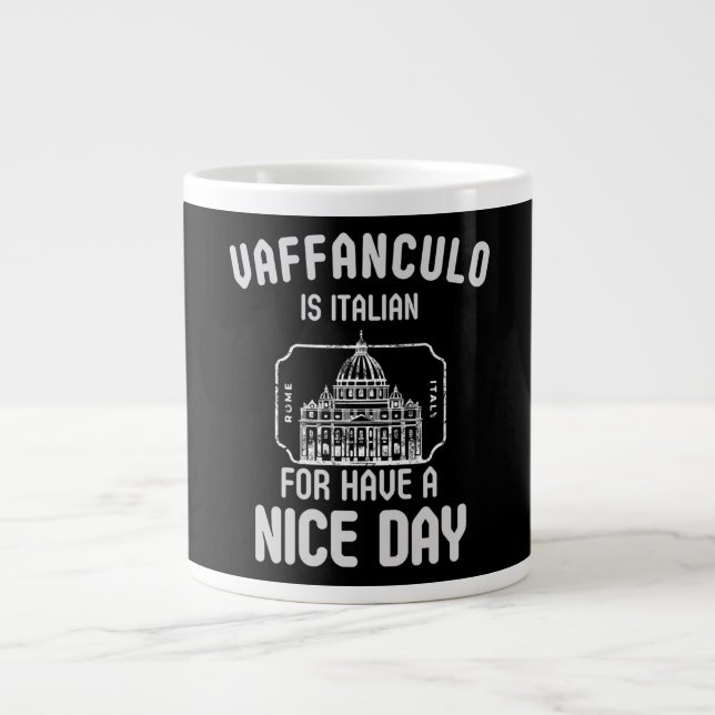 Caneca De Café Grande Vaffanculo: Sua dose diária de Sass Italiano (Frente)