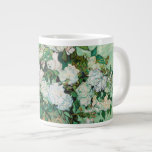 Caneca De Café Grande Van Gogh Vase com Flores Rosa<br><div class="desc">Vincent van Gogh (neerlandês, 1853-1890) Vase com Rosas Rosa, 1890, Oil on canvas, 71 cm x 90 cm. Pintado no hospital psiquiátrico em Santo-Remy, antes de Van Gogh ser atendido. A pintura reflete o otimismo que tinha para seu futuro, tanto na escolha de cor quanto nas flores que escolheu pintar....</div>