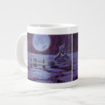 Caneca De Café Grande Vintage Science Ficting Earth Rover Aliens na Lua<br><div class="desc">Ilustração vintage de aliens futuristas e robôs de ficção científica apresentando um clássico design de quadrinhos de 50. Design de ficção científica retrô com astronautas alienígenas em um planeta estrangeiro com veículo espacial, lunar ou lua e olhando para a Terra e o espaço exterior e acenando. Um céu escuro com...</div>