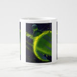 Caneca De Café Grande Vintage Science Fiction Green Planet w Spaceship<br><div class="desc">Ilustração vintage: planetas futuristas de ficção científica e imagem espacial. Uma espaçonave voando ao redor da atmosfera de um planeta verde neon com muitos asteroides e estrelas no céu no futuro. Um clássico design de quadrinhos retrô de ficção científica.</div>
