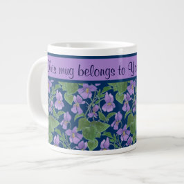 Caneca De Café Grande Violetas roxas no azul escuro para personalizar