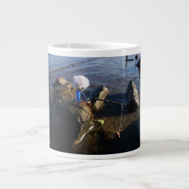 Caneca De Café Grande Vissende Fubby op een steen.