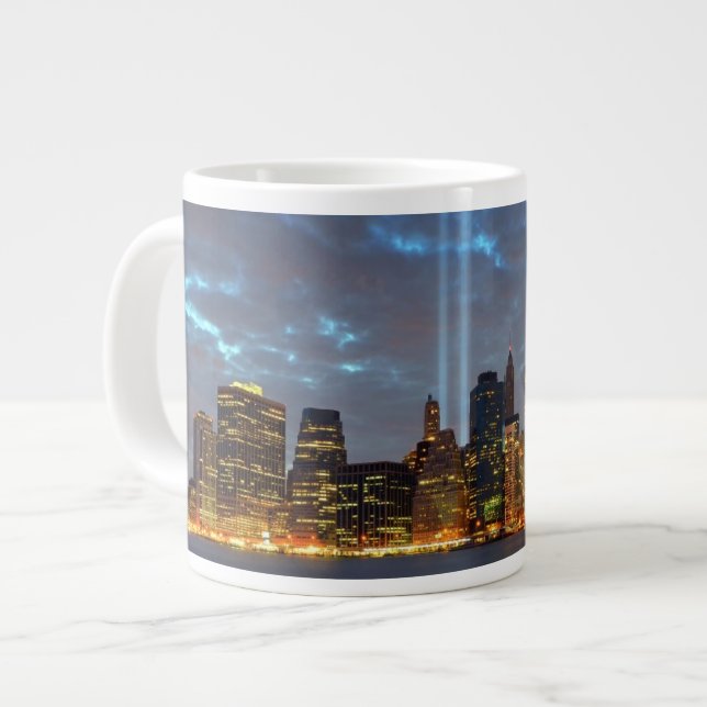 Caneca De Café Grande Vista da cidade à noite. (Frente Esquerda)