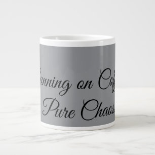 Caneca De Café Grande Vivendo à base de Café & Caos Puro.