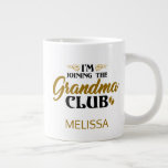 Caneca De Café Grande Vovó Club Baby Reveal Personalizado<br><div class="desc">Um presente para ser vovó adoraria. Seria uma agradável surpresa para sua mãe,  madrasta ou sogra saber que ela logo se juntará ao clube das avós com esta caneca de anúncio bebê. Para personalizar,  clique no botão "Personalizar" acima.</div>
