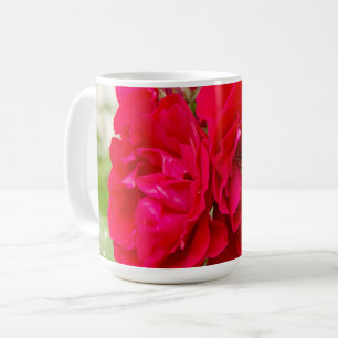 Caneca De Café Grandes rosas vermelhas no jardim