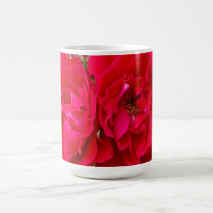 Caneca De Café Grandes rosas vermelhas no jardim