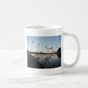 Caneca De Café Grãos no lago Sunset