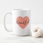 Caneca De Café Gratidão<br><div class="desc">Comece o seu dia com gratidão e estilo com esta caneca “Gratidão”! Com caligrafia preta elegante sobre um coração rosa suave, é perfeita para café, chá ou qualquer bebida aconchegante. Uma maneira simples e calorosa de trazer positividade para a sua rotina matinal, esta caneca também é um presente atencioso para...</div>