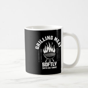 Caneca De Café Grelhando Carne Suavemente Com Sua Pinça Citação B
