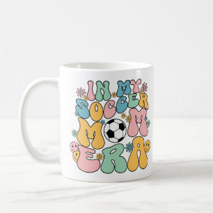 Caneca De Café Groovy na Minha Era de Mãe de Futebolista Mama de
