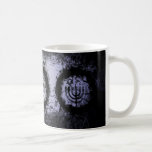 Caneca De Café Grunge Chanukah Menorah<br><div class="desc">Grunge design com menorah e uma estrela de David. Alguns pincéis digitais usados neste trabalho forneceram cortesia do Obsidian Dawn: www.obsidiandawn.com.</div>