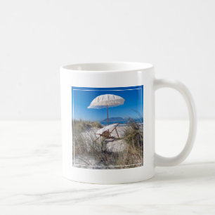 Caneca De Café Guarda-chuva e cadeira na praia