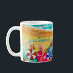 Caneca De Café Guarda-chuvas de praia na areia<br><div class="desc">Ondas em uma praia arenosa, banhistas sob guarda-chuvas coloridos, esta caneca personalizada é um excelente adicional ao seu decoro de verão ou de praia. CORRESPONDENDO a itens na nossa loja.</div>