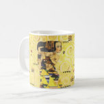 Caneca De Café Gustav Klimt Stoclet Frieze<br><div class="desc">[Lembrete especial] Este produto é projetado usando uma imagem de formato JPG de alta definição com dimensões de 7152 x 2004 pixels a 300 DPI.** Gustav Klimt "Stoclet Frieze" é um exemplo impressionante do Art Nouveau, com uma série de ouros, figuras alongadas em várias poses, interligadas com padrões e símbolos...</div>