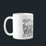 Caneca De Café Há vinho aqui, Mug<br><div class="desc">Seja uma piada ou não,  esta caneca é perfeita para seus amigos e família amantes do vinho!</div>