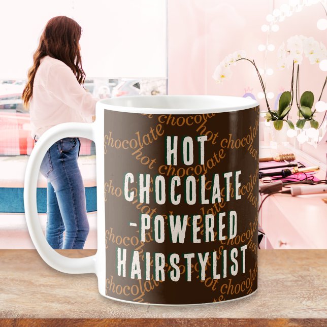 Caneca De Café Hairdresser de chocolate quente (A funny novelty mug for a hairdresser, with caption 'Hot chocolate-powered hairstylist')