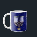 Caneca De Café Hanukkah Dourado Menorah Gift Ou Cozinha De Férias<br><div class="desc">Escolha este ouro elegante e uma caneca Chanucá azul como presente para alguém especial ou construa um conjunto para a sua cozinha de férias. Este design da menorah de tom dourado com nove velas brancas colocadas sobre um fundo de azul brilhante falso marinho é o meu design original e é...</div>