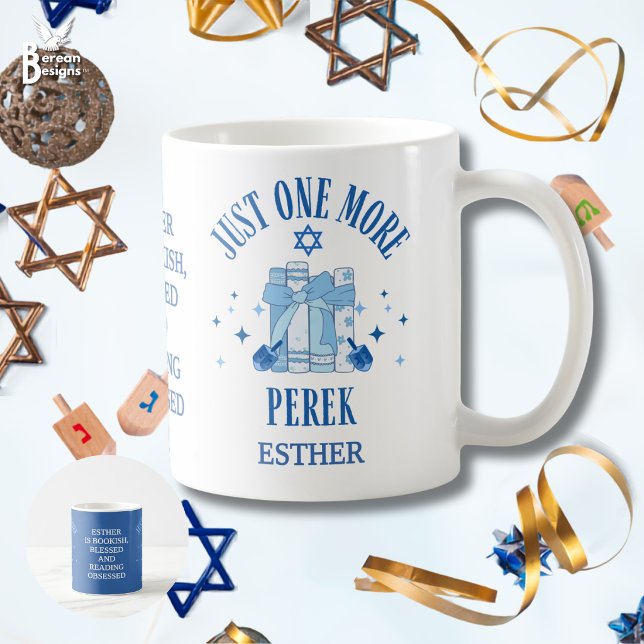 Caneca De Café Hanukkah Judaico APENAS MAIS UM CAPÍTULO (Stylish JUST ONE MORE PEREK Chapter Jewish Bookish Mug gift for avid readers with customizable name.)
