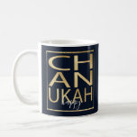 Caneca De Café Hanukkah Mug "Chanukah Happy Dourado"<br><div class="desc">Clássico Mug para Hanukkah. "Chanukah Happy Dourada" Chanukah Mug. A inscrição Dourada e o retângulo Dourado podem ser redimensionados e movidos. A cor de fundo, azul escuro, pode ser alterada. Personalize a caneca excluindo o texto e substituindo pelas suas próprias mensagens. Escolha seu estilo, cor e tamanho de fonte favoritos....</div>