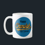 Caneca De Café Hanukkah Mug "Happy Chanukah EST 139 BCE"<br><div class="desc">Hanukkah Mug "Happy Chanukah EST 139 BCE" Chanukah Mug. Personalize apagando, "Happy" "EST 139 BCE" Nós te amamos, Mamãe! Becky & Jacob", escolha seu estilo de fonte, tamanho, cor e texto favoritos para personalizar sua caneca! Crie um simples presente adicionando alguns doces à caneca, embrulhe-a com celofane e amarre-a com...</div>