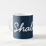 Caneca De Café Hanukkah Shalom Início de David Blue White Mug<br><div class="desc">Digam "Shalom" todos os dias com esta bela Estrela de David,  com a palavra "Shalom" numa letra moderna. O texto é personalizável. Maravilhoso como presente para Chanucá e outros feriados.</div>