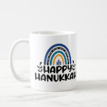 Caneca De Café Happy Hanukkah<br><div class="desc">Feliz design gráfico de caneca Hanukkah com velas para celebrar o Festival das Luzes.</div>