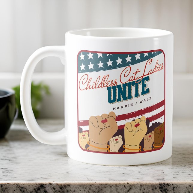 Caneca De Café Harris Walz, Garotas de Gato Sem Fios, Unem Punhos (Harris Walz Childless Cat Ladies Unite Fists Coffee Mug)