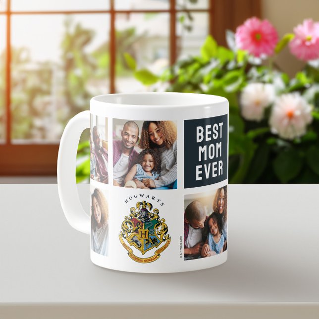 Caneca De Café Harry Potter | Hogwarts Crest - Colagem de Fotogra (Mug on table)