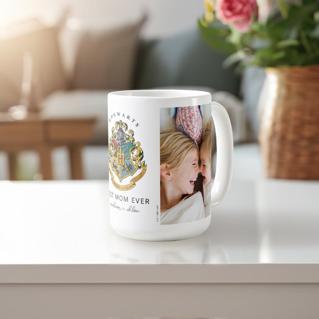 Caneca De Café Harry Potter | Hogwarts Crest - Melhor Mãe Nunca (Mug on table)