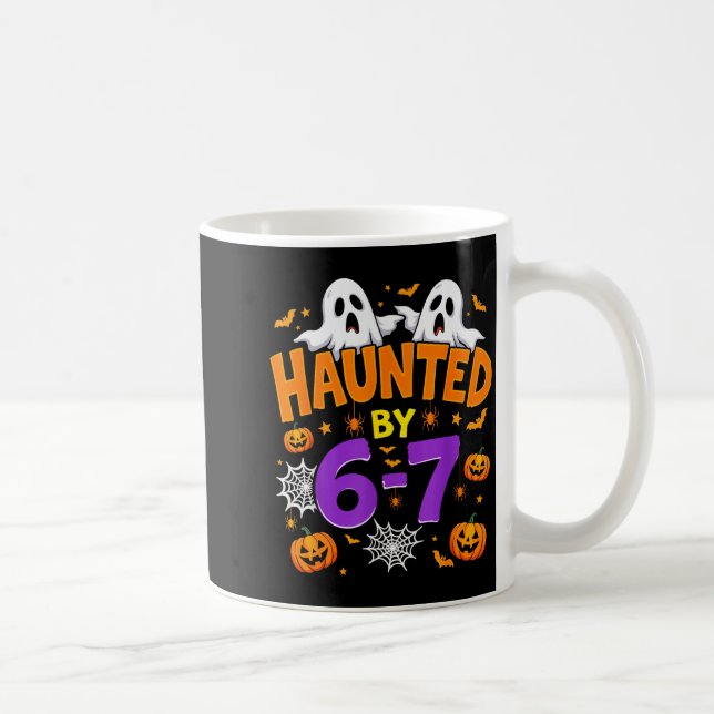 Caneca De Café Haunted By 67 Funny Six Seven Meme Pumpkin Ghost H (Direita)
