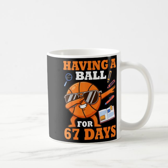 Caneca De Café Having A Ball For 67 Days Dabbing Basketball Playe (Direita)