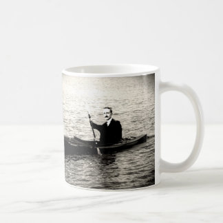 Caneca De Café Hayek em um caiaque