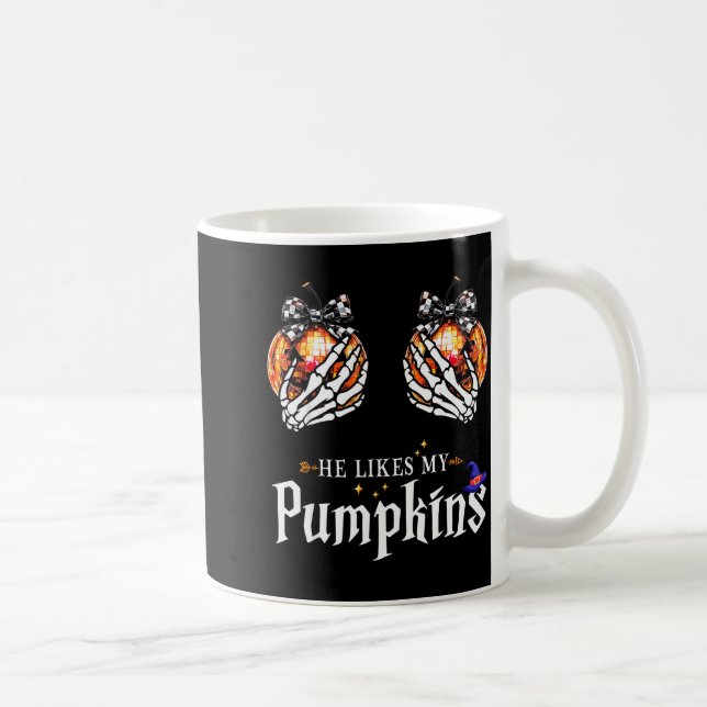 Caneca De Café He Likes My Pumpkins Skeleton Hand Halloween Coupl (Direita)