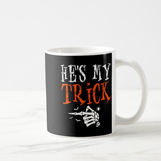 Caneca De Café He's My Trick Halloween Matching Couple Funny Girl (Direita)