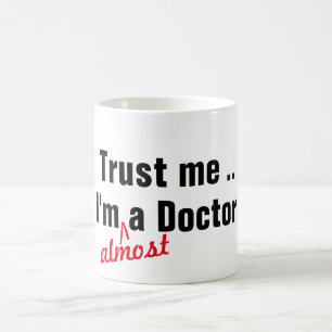 Caneca De Café Hip confie em mim que sou quase doutor médico tro