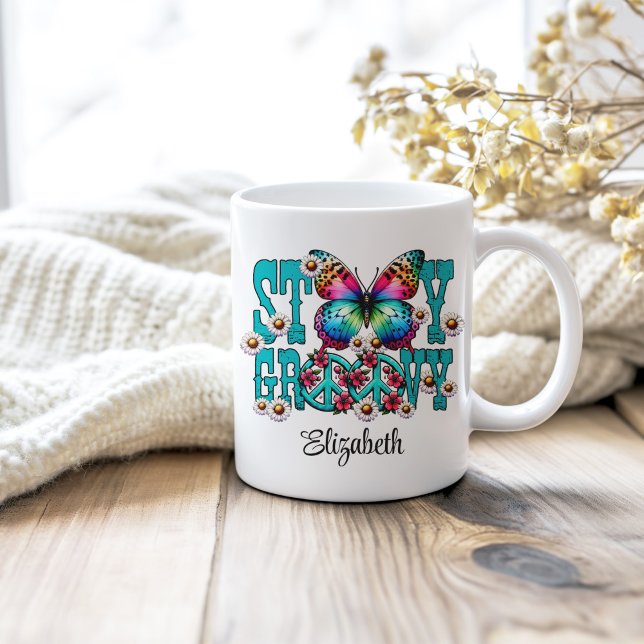 Caneca De Café Hippie Keep Groovy Turquoise Nome Personalizado (Hippie Stay Groovy Turquoise Floral Custom Name Coffee Mug on a neutral cozy wooden table.)
