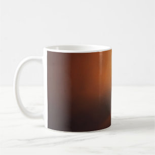 CANECA DE CAFÉ HOMEM EM JAQUETA PRETA VESTINDO BONÉ PRETO